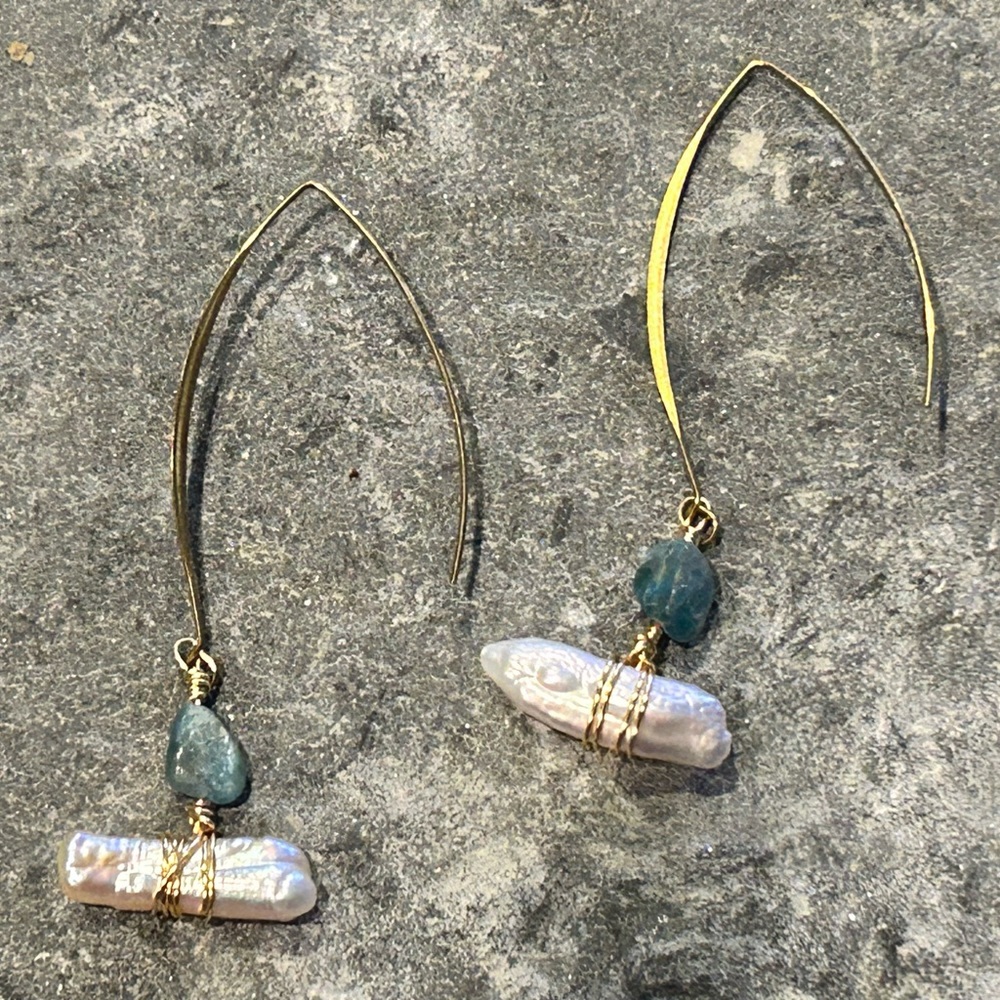 2 for $30 💗2 Pairs of Modern fresh water pearl & natural quartz stone Earrings